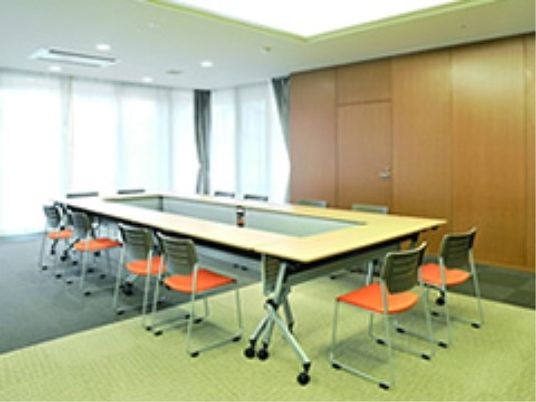 会議用テーブルのある部屋
