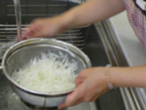 調理中のスタッフの様子