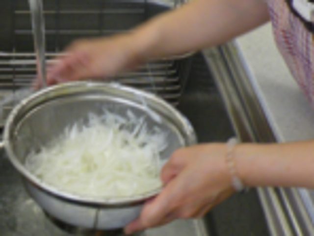 調理中のスタッフの様子 キッチン 調理中のスタッフが作業をしている場面です。調理や食事提供に興味のある方にぴったりです。