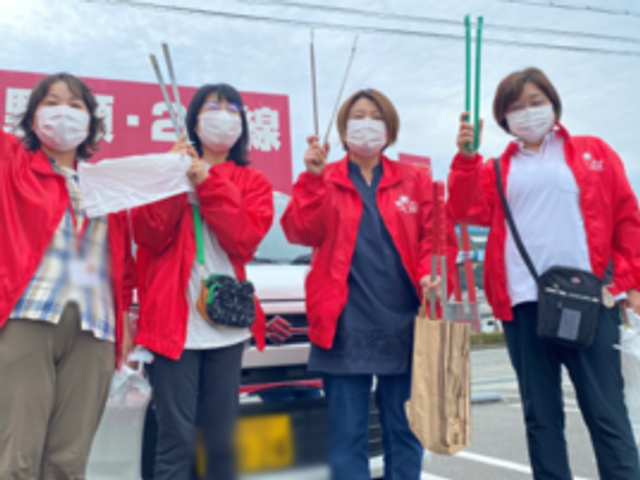 4人が作業中の様子 スタッフイメージ 表情や服装などから、熱心に活動を行っているスタッフの姿が見られます。働きがいを感じられそうです。