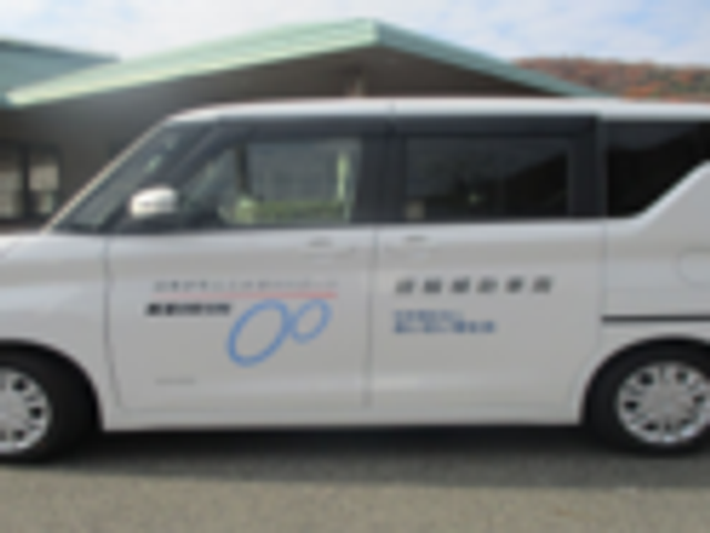 施設の送迎車 外観 安全な送迎を考慮した施設の専用車がこちらです。車いすでも快適に利用できます。