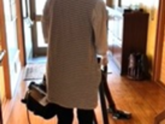 廊下を掃除する様子