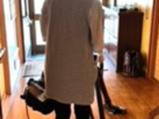 廊下を掃除する様子 廊下 廊下で掃除をしている様子です。整った環境で、安全に配慮した働きやすい環境を提供しています。