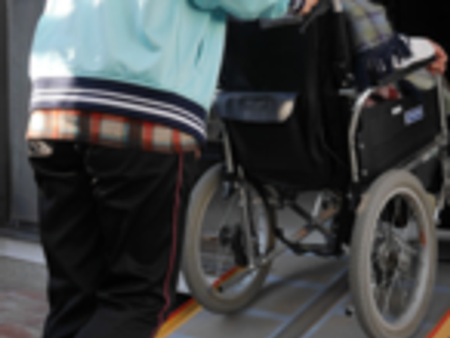 車椅子介助の様子 廊下 車椅子の方がスムーズに移動できる設計がされています。安全を考慮した幅広い通路です。