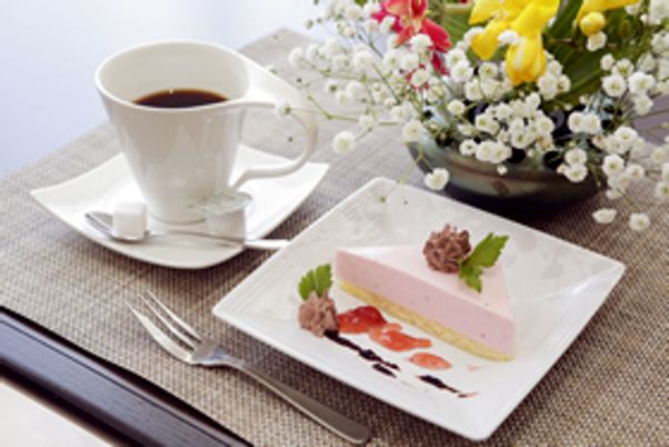 ケーキと花が飾られたテーブル