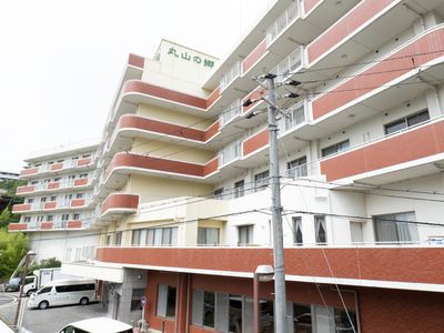 赤茶色の建物の外観