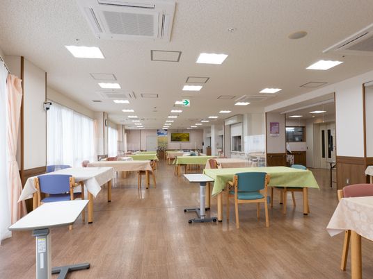 広々とした明るい食堂
