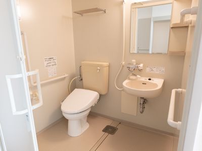 手すり付きのトイレ空間