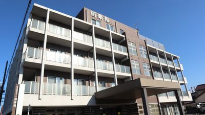 多層の建物外観