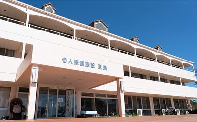 白い建物の外観