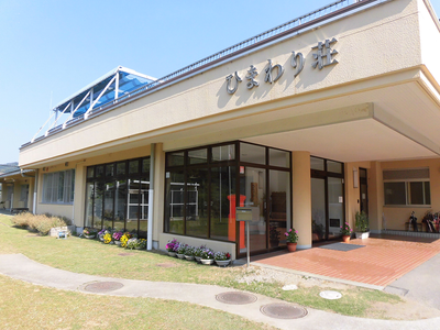 開放的な建物の外観