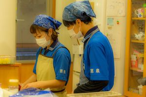 スタッフが作業する姿