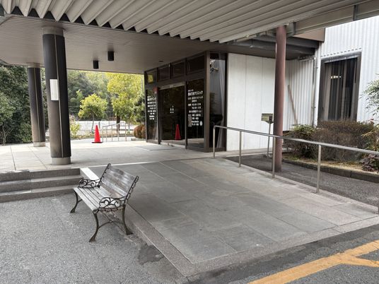 ベンチある玄関前  