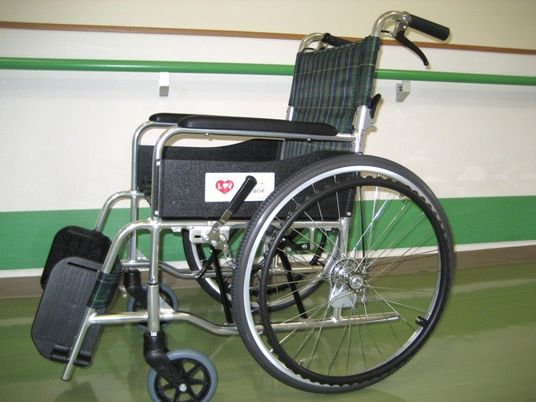 車椅子が置かれた廊下  