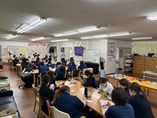 利用者が集う食堂  