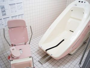 介護用浴槽の浴室  