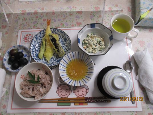 食事の準備されたテーブル