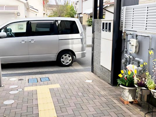 駐車場のある外観  