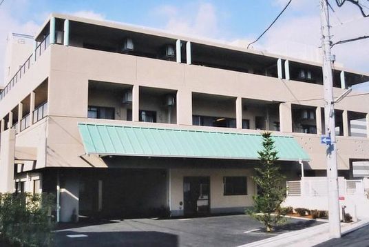 落ち着いた外観の建物