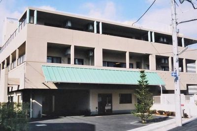 落ち着いた外観の建物