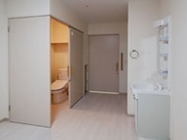 居室の入口と洗面所 居室 ひとり一室のプライバシーが守られた部屋です。清潔感あふれる洗面台も完備され、快適な生活空間をご提供します。