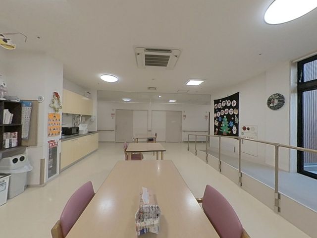 ゆったりダイニングの一角 ダイニングルーム 明るく広々とした食堂で、入居者の方々の笑顔と共に働きませんか。サポートの手が届く空間を保っています。