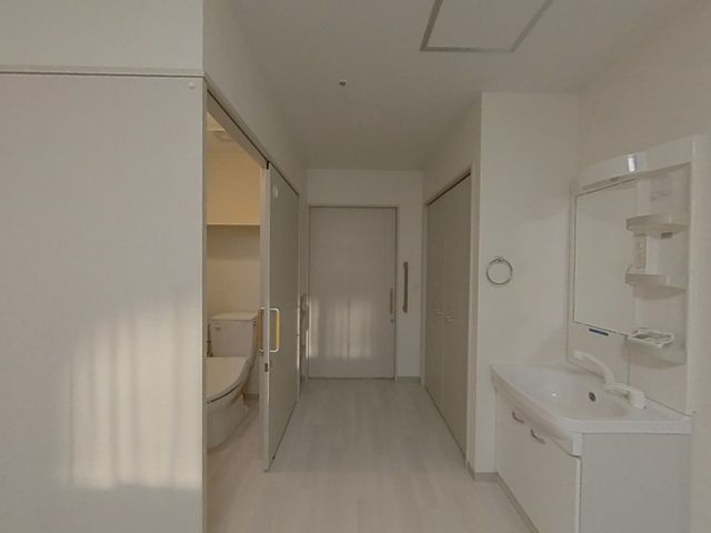 清潔な居室の設備 居室 日々の業務で使用する、清潔感あふれる居室の環境です。整えられた設備で効率的なサポートを。