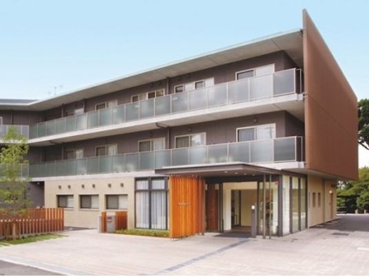 施設の外観が映る景色