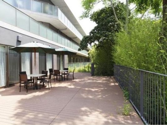 緑に囲まれた清潔なテラス