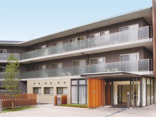 モダンな外観の建物