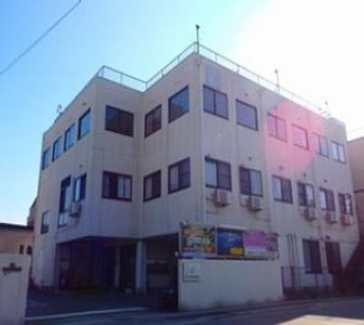 光に包まれた建物外観