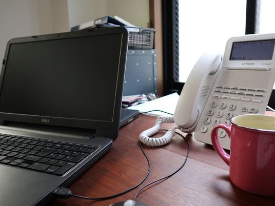 事務机の電話とPC  