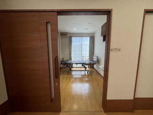 明るい居室の出入口