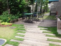 緑豊かな庭とテーブル