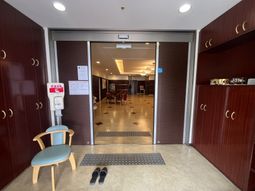 明るいエントランスの出入口  