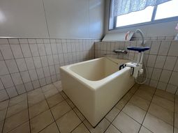 介護用浴槽のある浴室  