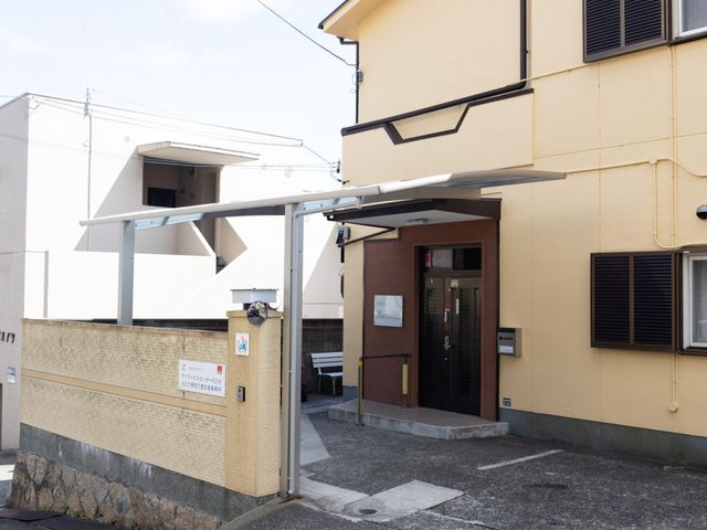 温かみのあるエントランス エントランス 心地よい雰囲気のエントランスです。明るい色合いが訪れる方を和ませます。