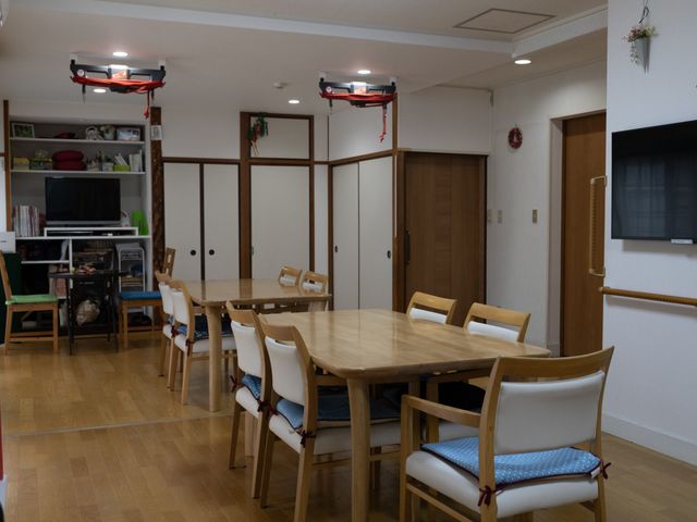 椅子とテーブルのダイニングルーム ダイニングルーム 暖かみのある木製テーブルと椅子が並ぶ空間で、リラックスした時間を過ごせます。