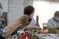 高齢者が活動中の部屋