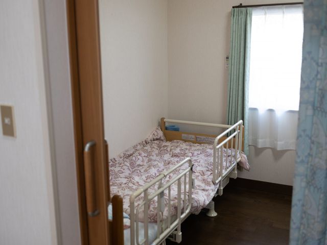 窓付きの居室 居室 自然光が差し込む居室の窓近くに設置されたベッドは、快適な休息を提供します。