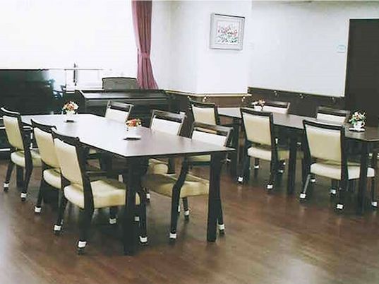 ダイニングのテーブルと椅子