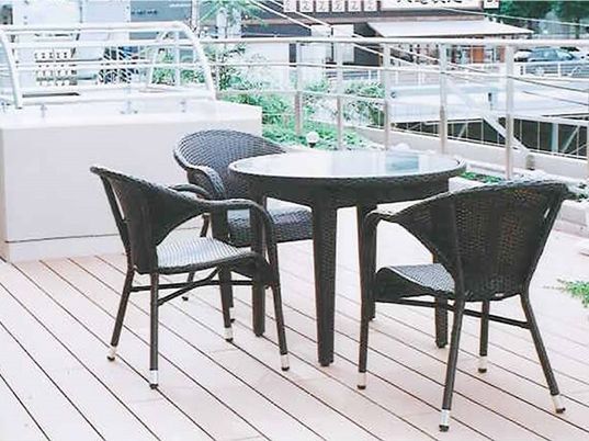 テラスの椅子とテーブル