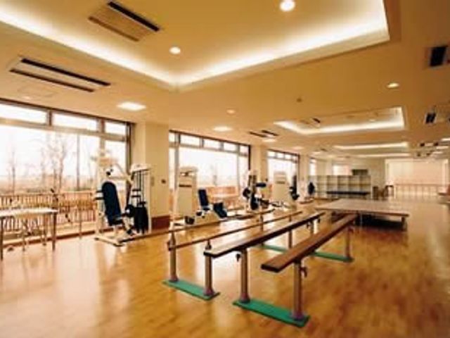 自然光が差し込む機能訓練室 機能訓練室 自然光が入る広々とした訓練室です。リハビリ機器を使いながら、快適に体を動かせます。