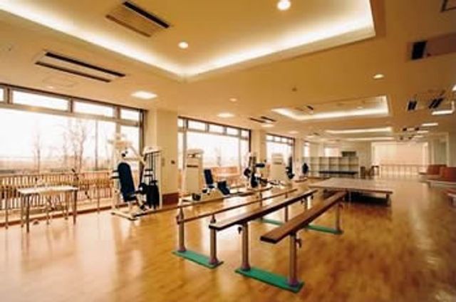 自然光が差し込む機能訓練室
