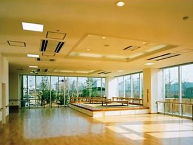 自然光あふれる多目的室 多目的室 大きな窓から自然光がたっぷりと差し込む明るい空間で、様々な活動が可能です。