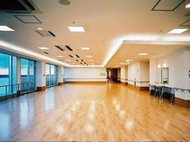 自然光が入る広々部屋 ラウンジ 大きな窓から自然光が差し込む広々とした空間です。快適なひと時を過ごすことができます。