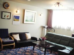 明るいリビングの風景