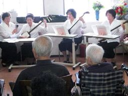 楽器を演奏する活動風景