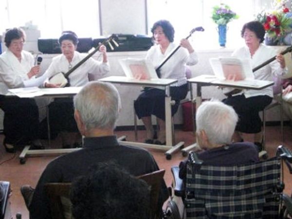楽器を演奏する活動風景