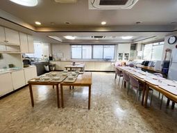 明るい調理場のダイニングルーム